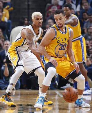 Stephen Curry tenta escapar da marcação de George Hill (Foto: Getty Images)