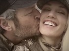 Que fofos! Gwen Stefani ganha beijos de Blake Shelton