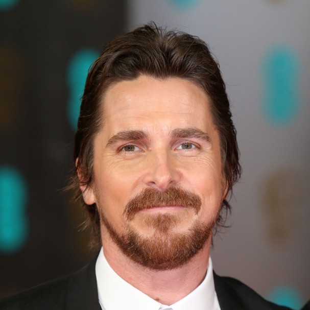 Família de circo! Christian Bale nasceu em um circo, já que sua mãe era palhaça e dançarina. Aos 15 anos, o ator já tinha morado em mais de 15 cidades da Europa  (Foto: Getty Images)