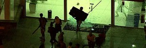 No Rio, grupo usa protesto 
para depredar e saquear loja (Reprodução/GloboNews)