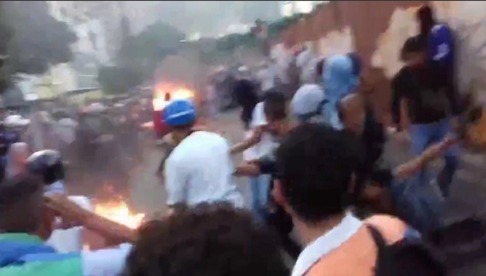 Imagem do momento em que, segundo o governo venezuelano, um homem Ã© queimado por opositores durante protesto (Foto: ReproduÃ§Ã£o/Twitter/Ernesto Villegas P.)