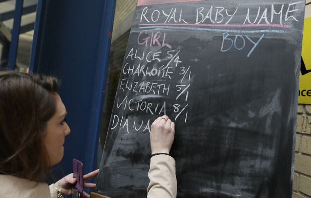 Apostas sobre o nome da nova princesa são feitas em frente ao hospital St Mary’s após o anúncio do nascimento de uma menina. Alice é o nome mais apostado (Foto: Tim Ireland/Reuters)