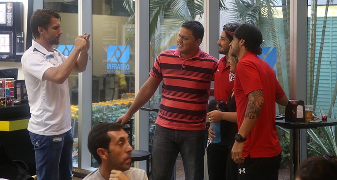 Paulo André faz favor a torcedor e tira uma foto de torcedor com Pato e Hudson (Foto: Rubens Chiri/Site oficial do SPFC)