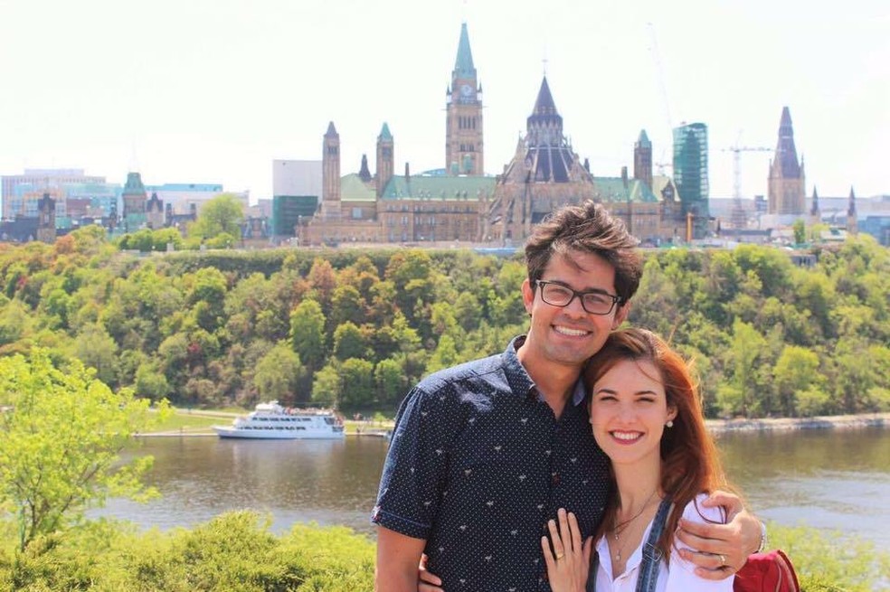 Tatyana Mendonça e o marido, Arthur Minduca, 30, em Québec (Foto: Arquivo pessoal  )