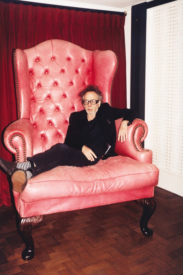 O cineasta americano em uma poltrona gigante que fica na sala de estar de sua casa, em Londres (Foto: Tung Walsh)