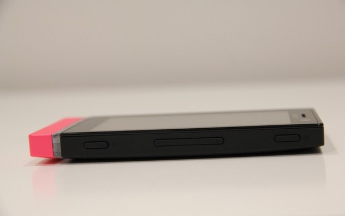 O Xperia U peca por não ter entrada para cartão de memória (Foto: TechTudo) O Xperia U peca por não ter entrada para cartão de memória (Foto: TechTudo)