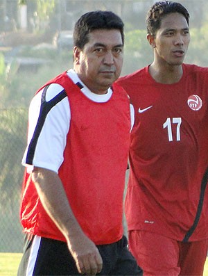 Eddy Etaeta técnico do Taiti (Foto: Tarciso Badaró)