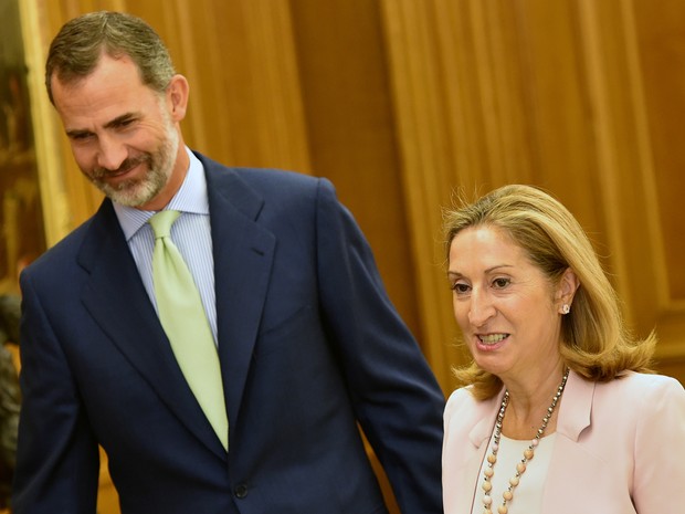 Rei da Espanha, Felipe VI, durante encontro nesta segunda-feira com a presidente do Congresso, Ana Pastor (Foto: Gerald Julien/AFP)