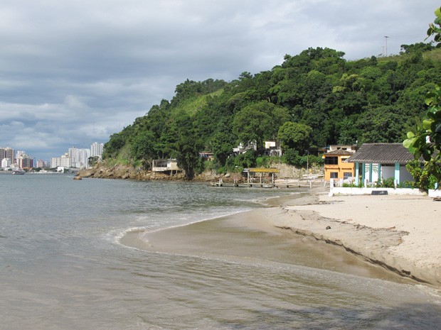 Praia do Góes em Guarujá, no litoral de São Paulo (Foto: Mariane Rossi/G1)