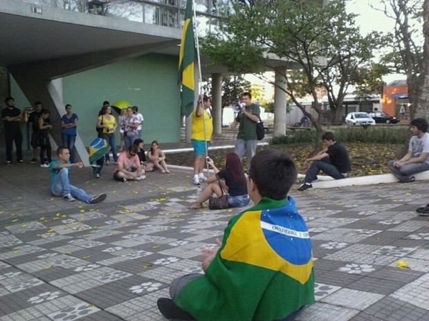 G Manifestantes Percorrem Centro De Bauru E Param Em Frente