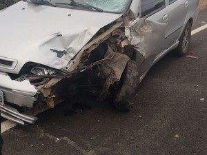 A PRE-CE disse que os dois veículos trafegavam em sentidos opostos quando o condutor do carro perdeu o controle e bateu de frente contra a moto. (Foto: Richard Lopes)