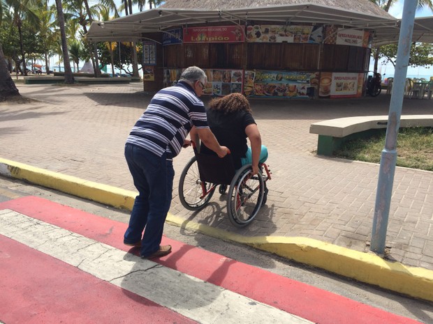 Cadeirante precisa de ajuda para subir na rampa porque ela é muito alta (Foto: Michelle Farias/G1)