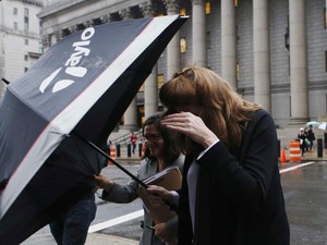 Ingrid Lederhaas-Okun, na saída do tribunal de NY nesta segunda-feira (23) (Foto: Reuters)