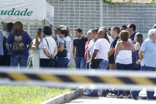 Roberto Carlos vai a enterro de sobrinha (Foto: Daniel Pinheiro / AgNews)