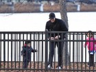 Marido de Gisele Bündchen brinca com o filho do casal em parque de Boston