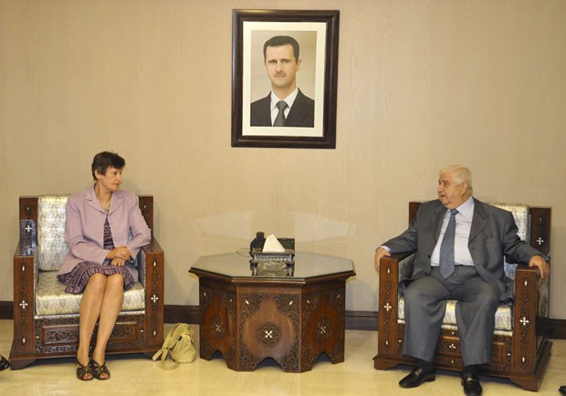 Syrian Foreign MinisterMinistro de Relações Exteriores da Síria, Walid al-Muallem, se encontrou neste domingo com a epresentante da ONU para o desarmamento, Angela Kane, em Damasco (Foto: SANA/Reuters)