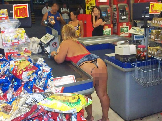 Sarah gosta de tirar fotos sensuais em locais públicos, como supermercados (Foto: Reprodução)