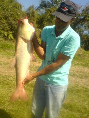 Gonçalves mostra orgulhoso a carpa de 9 kg que pescou no lago do parque. (Foto: Divulgação)