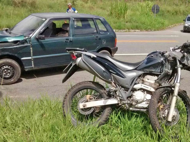 Motociclista fica gravemente ferido após ser atingido por carro em Cruzeiro (Foto: Reprodução/Mix Vale)