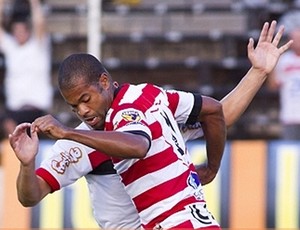 Lenilson, meia do Linense, em ação no jogo contra o Oeste (Foto: Reprodução/TV Tem)