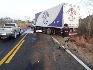 G Ap S Colis O Frontal Entre Carro E Caminh O Motoristas Saem