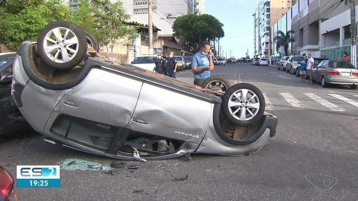 Batida entre três carros deixa um deles capotado e complica trânsito em