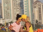Elas não param!  Samara Felippo e Camila Rodrigues treinam na praia