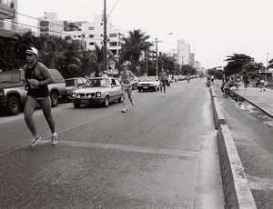 Na edição de 1993 do Sesc Triatlo Caiobá ainda era permitido correr sem camisa (Foto: Arquivo / Divulgação Sesc-PR)