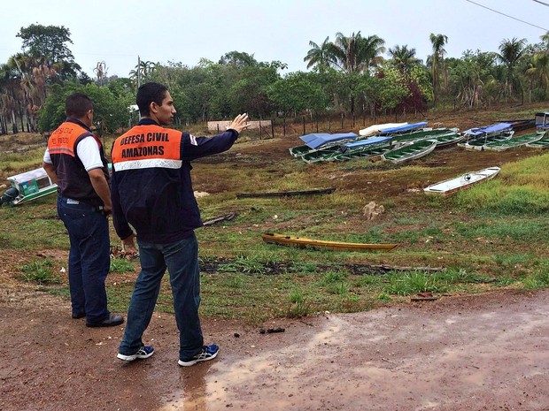 El Niño afeta o nível dos rios no interior do Amazonas; canoas ficaram encalhadas em leito de rio seco (Foto: Divulgação/Defesa Civil)