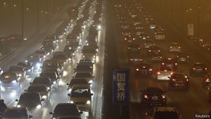 Críticos dizem que mais ricos vão comprar segundo carro e piorar poluição. (Foto: Reuters)