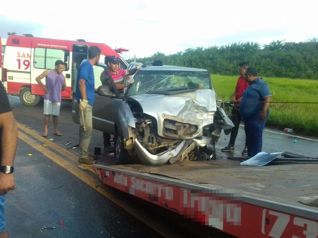 Caminhonete teve parte da frente destruída com colisão (Foto: Ronildo Brito/ Teixeira News)