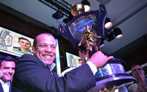 José Rodrigues, presidente do Cene, ergue troféu de campeão estadual (Foto: Lucas Lourenço/GE MS)