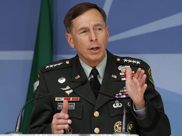 O general David Petraeus dá entrevista na sede da Otan, em Bruxelas, nesta quinta-feira (1º). (Foto: AP)