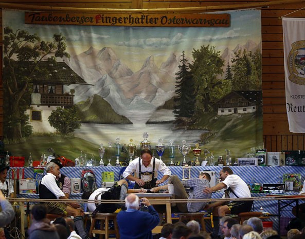 Homens assistem à disputa de cabo de guerra com os dedos, a "Fingerhakeln", na cidade de Warngau, cerca de 50 km ao sul de Munique. (Foto: Michael Dalder/Reuters)