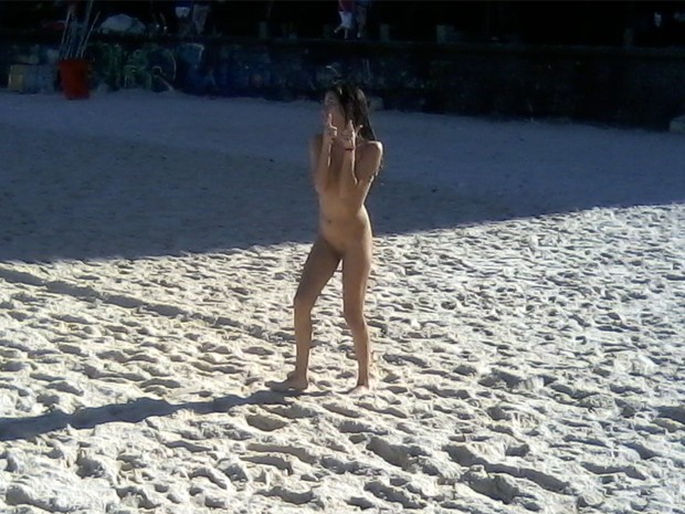 Mulher fez sinal de rock para fotógrafo na Praia de Ipanema (Foto: Elias Nogueira/Arquivo Pessoal)