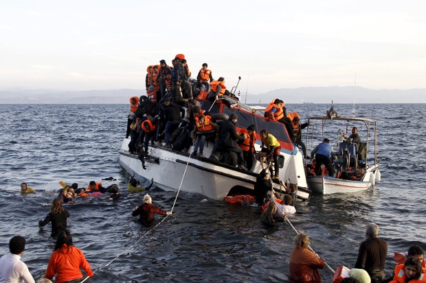 Barco ajudou sobreviventes de naufrágio a chegar à Ilha de Lesbos, na Grécia  (Foto: Giorgos Moutafis/Reuters)