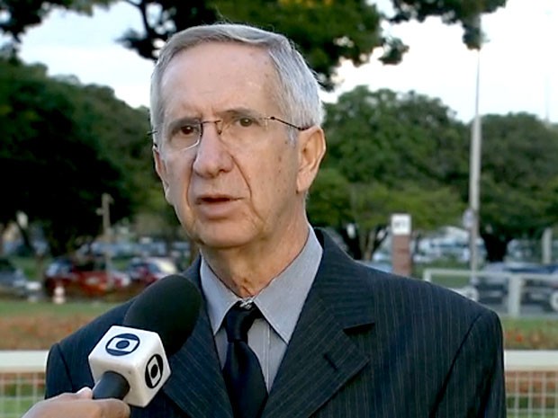 O secretário de Educação do DF, Júlio Gregório, durante entrevista (Foto: TV Globo/Reprodução)