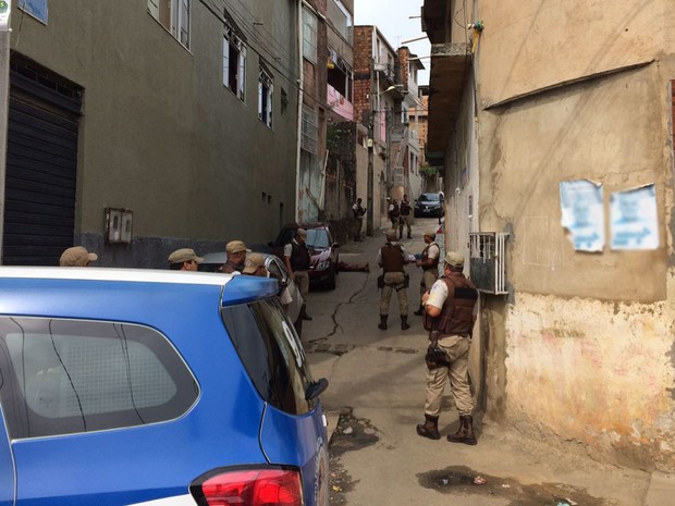 Três mortes no Vale das Pedrinhas, em Salvador. Bahia (Foto: Giana Mattiazzi / TV Bahia)
