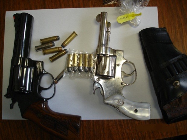 Revólveres foram encontradas na casa de um suspeito (Foto: Polícia Civil de São Manuel)