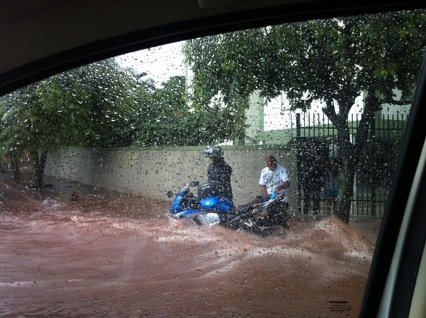 Na Bady Bassitt, motociclistas se equilibram na enchente (Foto: Marcos Lavezo / G1)