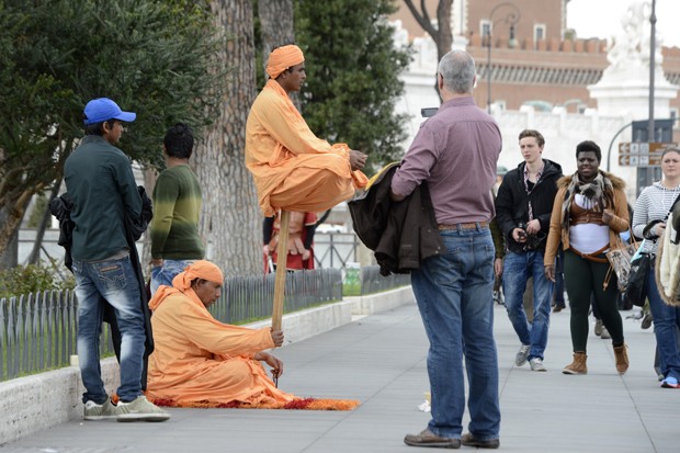 Por meio de truque, artista parece segurar homem com apenas uma haste de madeira (Foto: Andreas Solar/AFP)