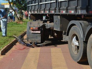 Bicicleta ficou embaixo de uma das rodas da carreta, após acidente (Foto: Jonatas Boni/G1)