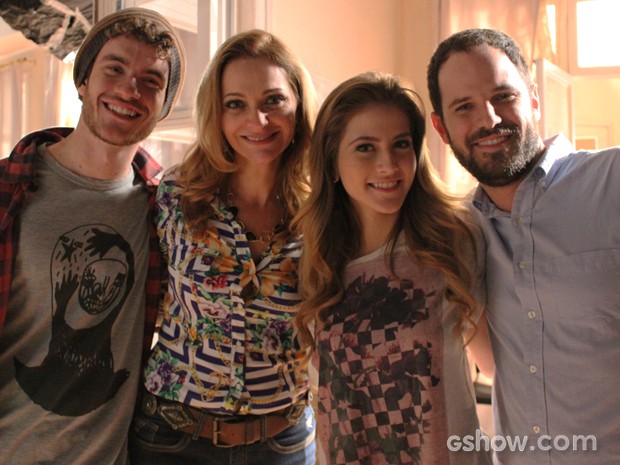 Vitor, Alexandra, Hanna e Pedro Brenelli, assistente de direção da novela (Foto: Malhação / TV Globo)