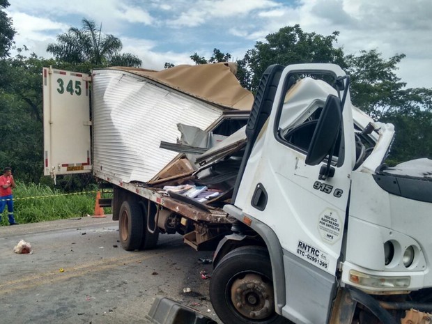 Acidente mata dois caminhoneiros e fere passageiro na BR-153, em Goiás (Foto: Divulgação/Corpo de Bombeiros)