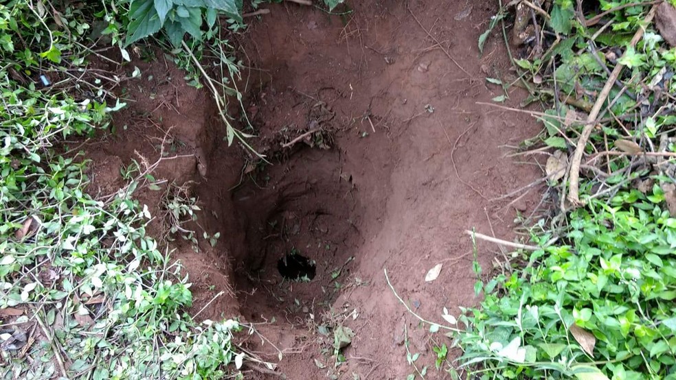 Buraco onde a vítima morreu está localizado no bairro Nova Suíça (Foto: Divulgação | Blitz News)