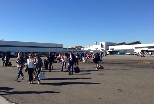 Passageiros deixam terminal do aeroporto de Los Angeles após tiroteio (Foto: Reprodução/Twitter/John Forstrom)