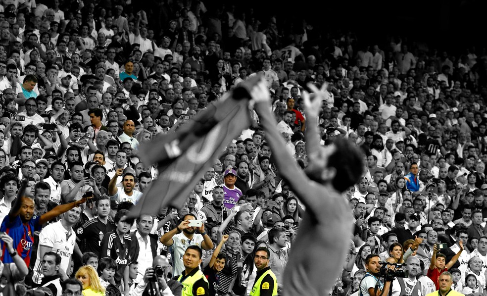 Torcedores do Barcelona eram facilmente vistos no meio da torcida do Real Madrid no último domingo (Foto: Agência AFP)