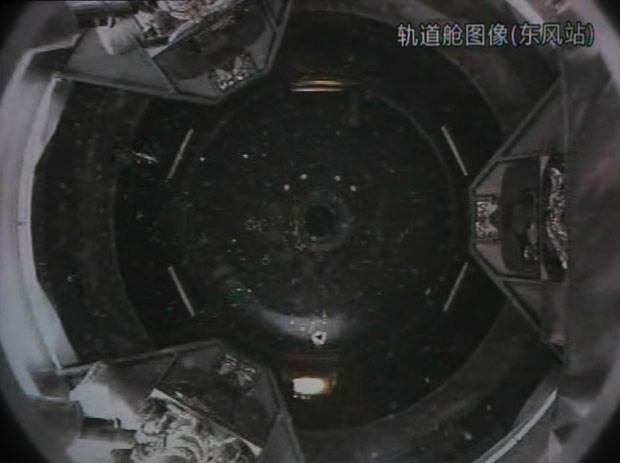 O módulo Tiangong-1 é visto da Shenzhou-9 durante a acoplagem. É a primeira viagem espacial da China feita para realizar o processo, um passo importante para a construção de uma estação espacial, prevista para 2020 (Foto: AFP)