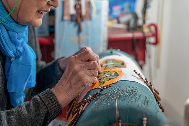 Artesã trabalha em desenho de renda feito em tombolo, técnica de costura feita em bobinas, trançando e torcendo fios únicos (Foto: Antonio Maria Fantetti e Sophie Carré para Dior )