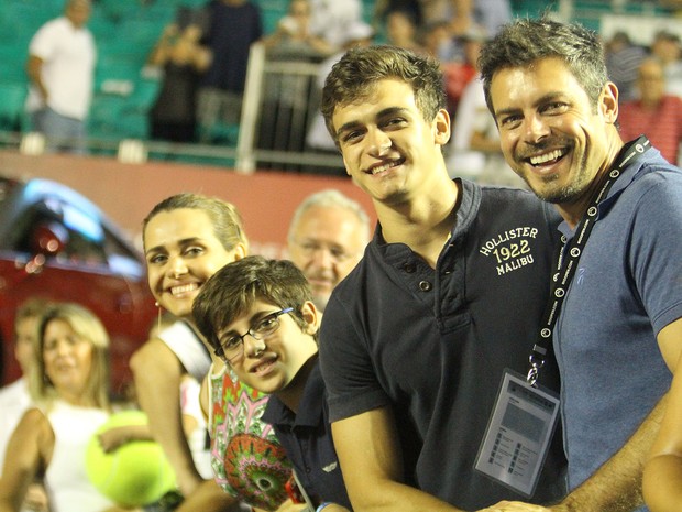 Luigi Baricelli com a mulher, Andréa, e os filhos Vicenzo e Vittorio em torneio de tênis no Rio (Foto: AGi9/ Foto Rio News)